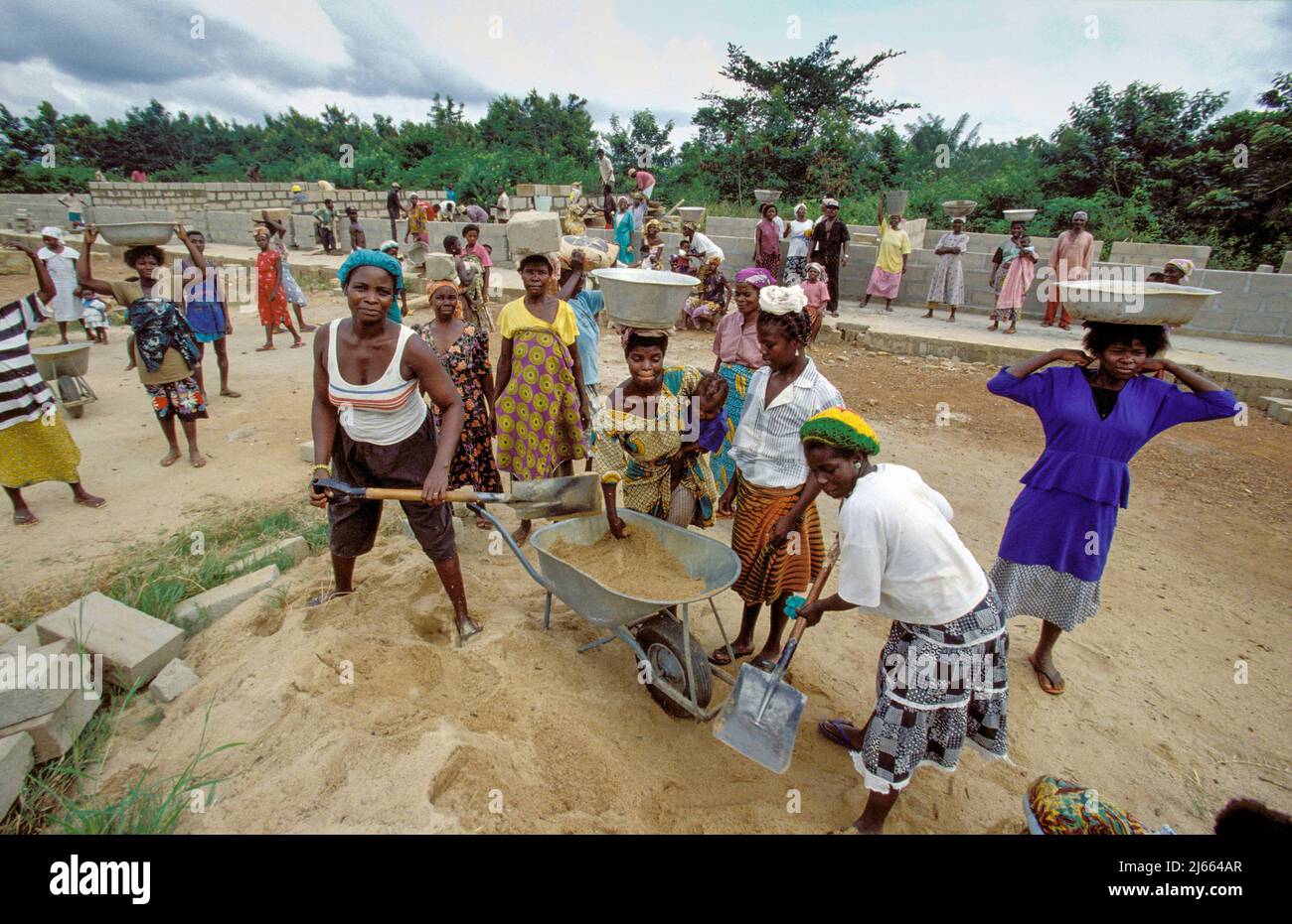 Ghana Accra Women Working In A Housing Construction Project Stock Ghana Accra Women Working In A Housing Construction Project Stock