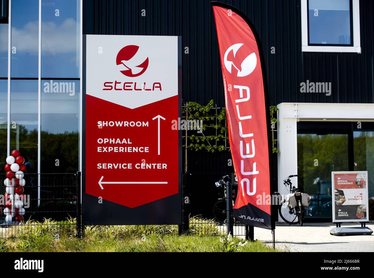 2022-04-28 14:01:12 NUNSPEET - Exterior of Stella Cycling. The E-bike specialist will immediately stop sponsoring the TV program Today Inside. The reason is a television broadcast in which football analyst Johan Derksen confessed to sexually transgressive behaviour. ANP SEM VAN DER WAL netherlands out - belgium out Stock Photo