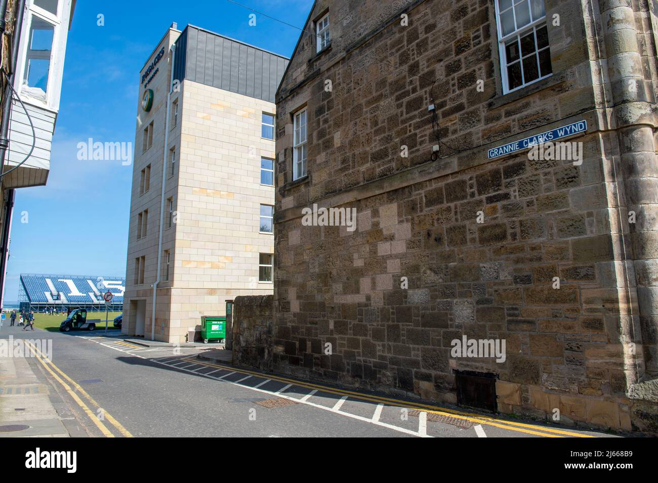 Grannie Clarks Wynd, St Andrews. The street crosses the 18th and 1st fairways of the Old Course which allows access to the West Sands beach. Stock Photo