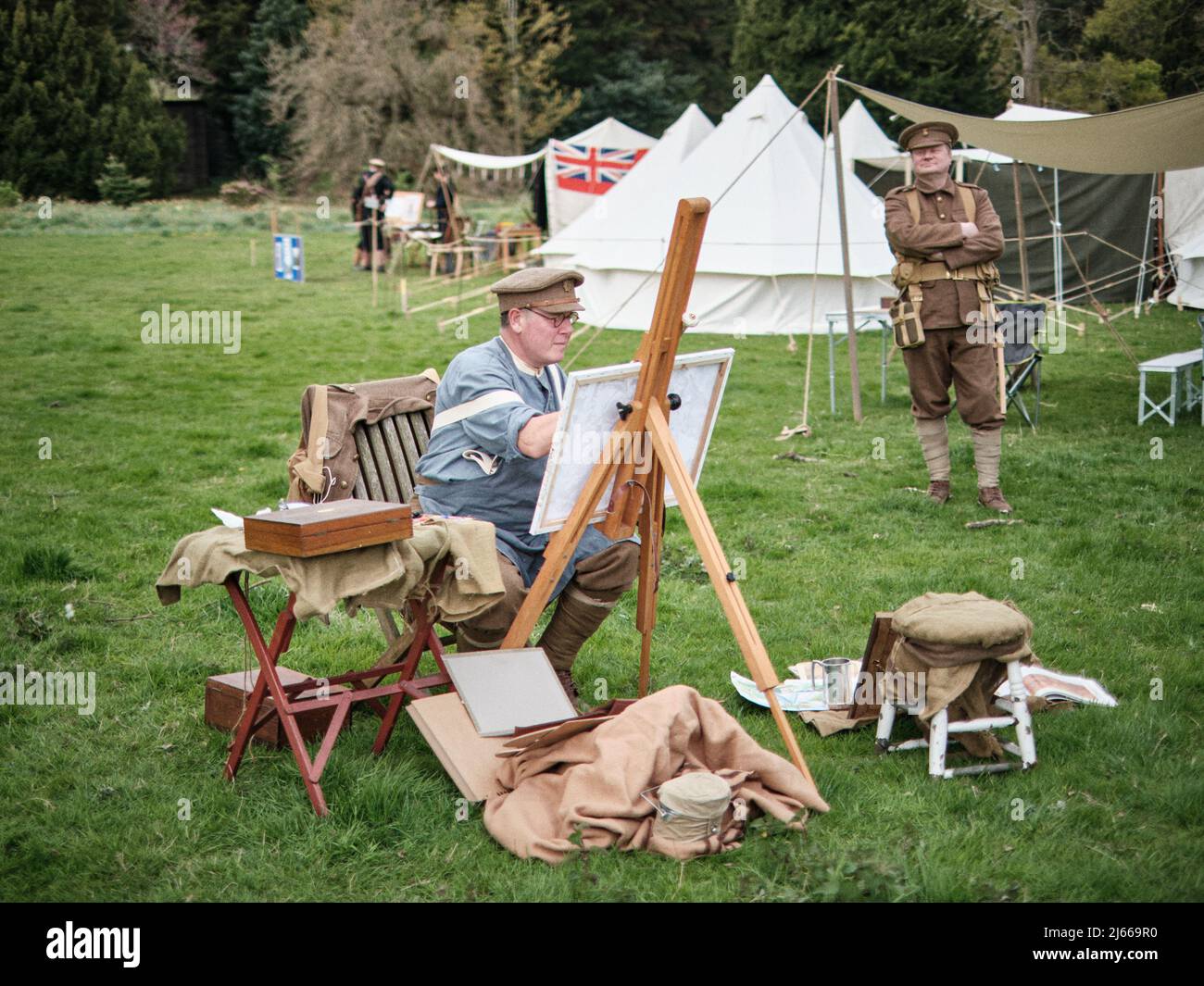 British Army WW1 war artist re-enactor at the No Man's Land 2022 event at Bodrhyddan Hall, Wales the No Man's Land 2022 event at Bodrhyddan Hall, Wale Stock Photo