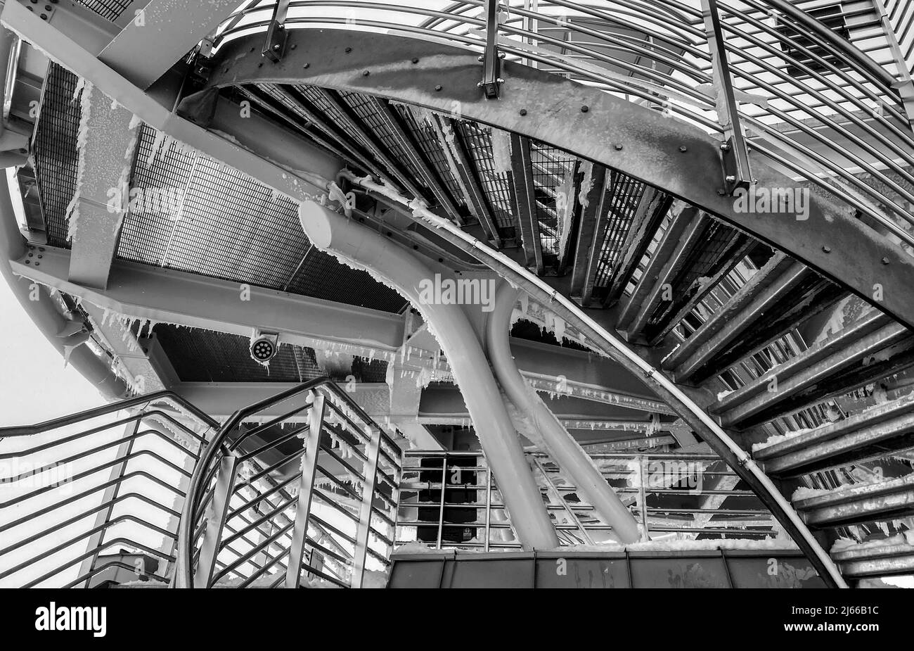 Schwarz weiss Foto einer vereisten Treppe am Pointe Helbronner, Seilbahnstation und Aussichtspunkt, Courmayeur, Aostatal, Italien Stock Photo