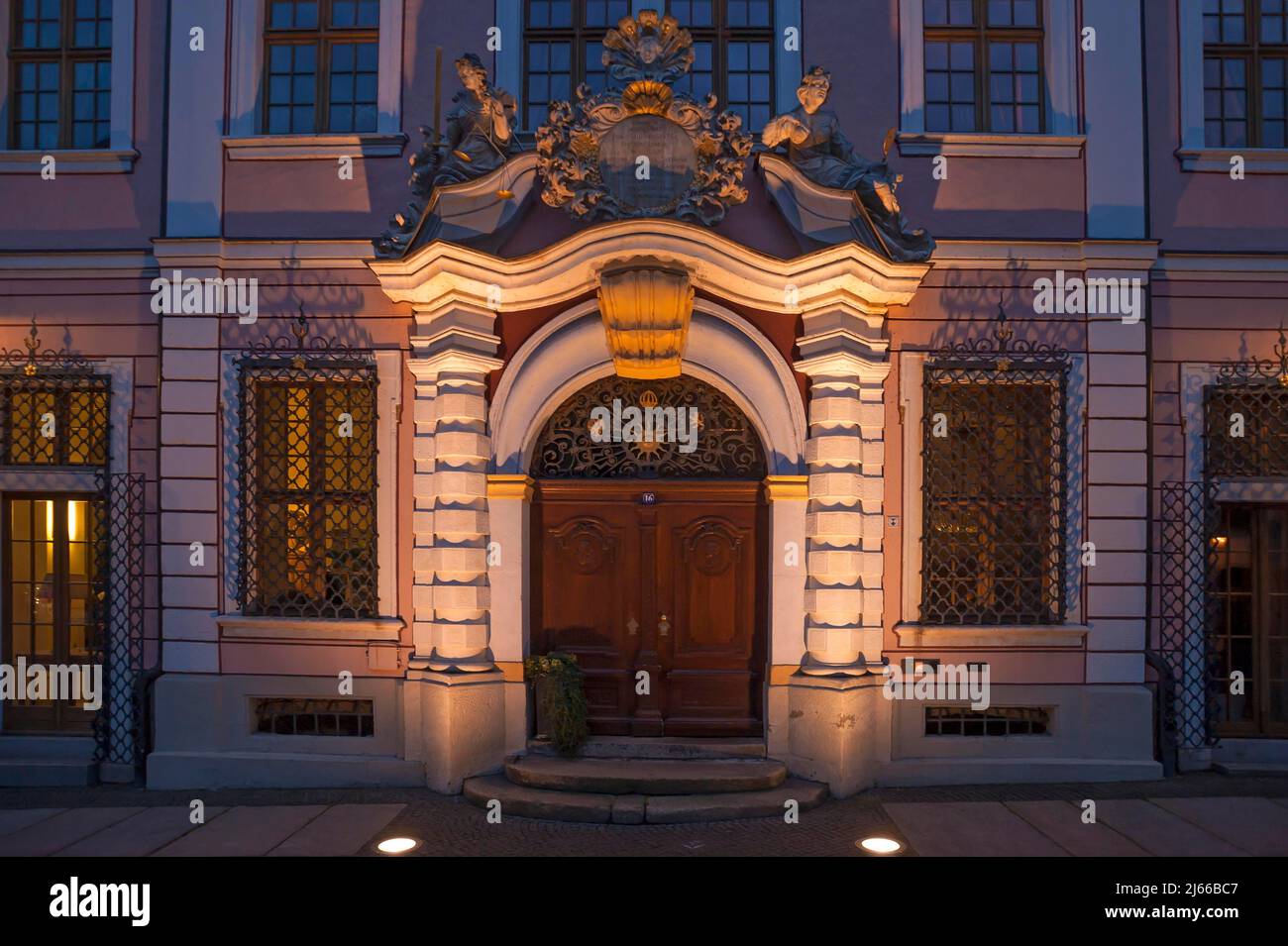 Barockes Eingangsportal, 1706, der ehemaligen Boerse in der Abendbeleuchtung, Skulpturen der Justitia und Goettin der Klugheit, heute Hotel Stock Photo