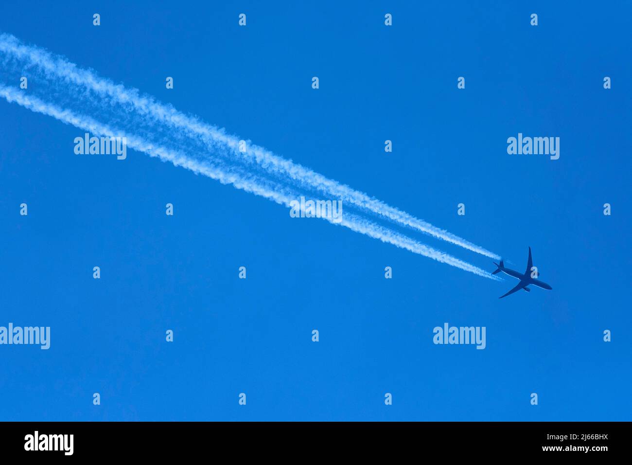 Verkehrflugzeug mit Kondensstreifen, blauer Himmel, Bayern, Deutschland Stock Photo