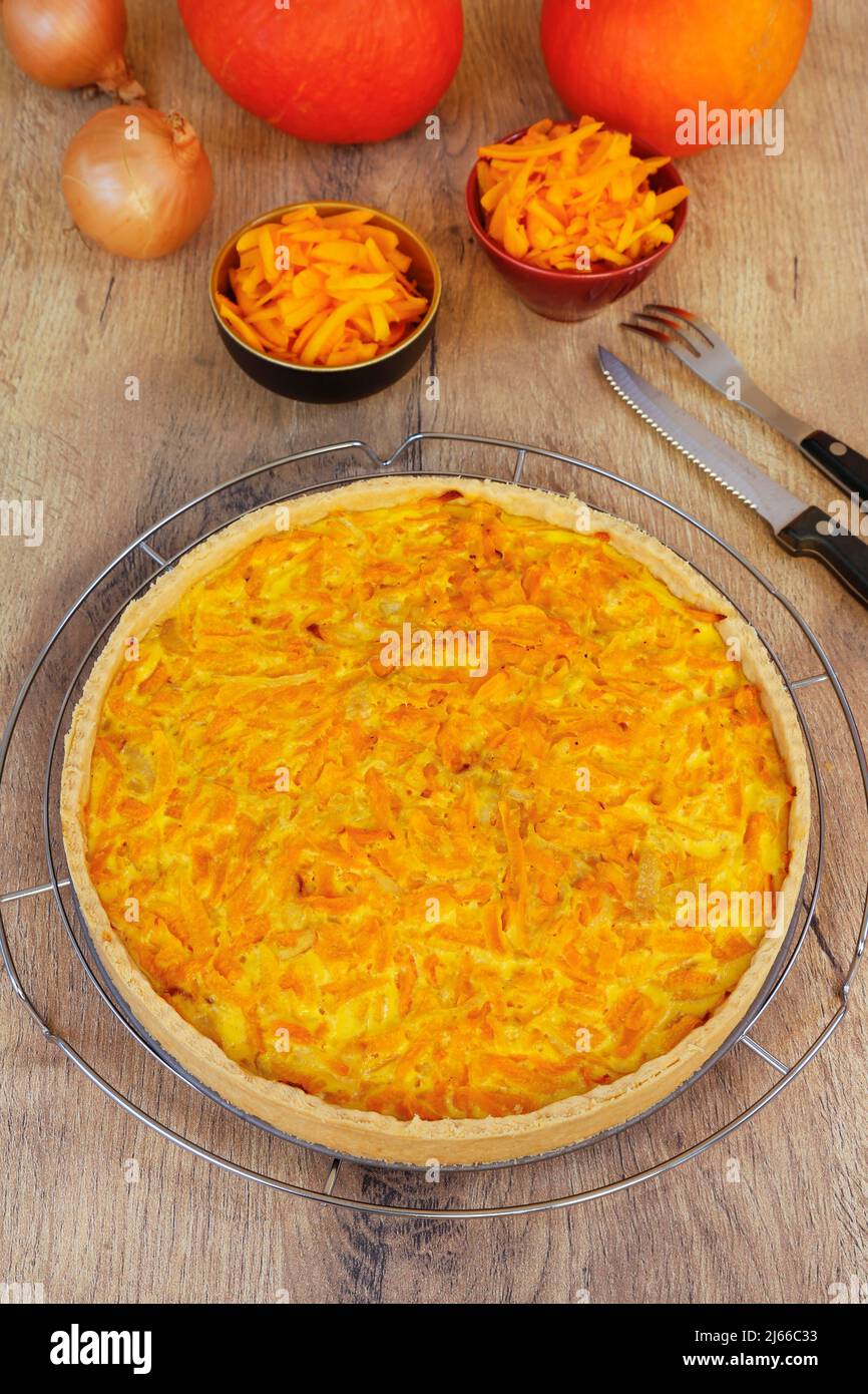 Schwaebische Kueche, deftiger Kuerbiskuchen auf Auskuehlgitter ...