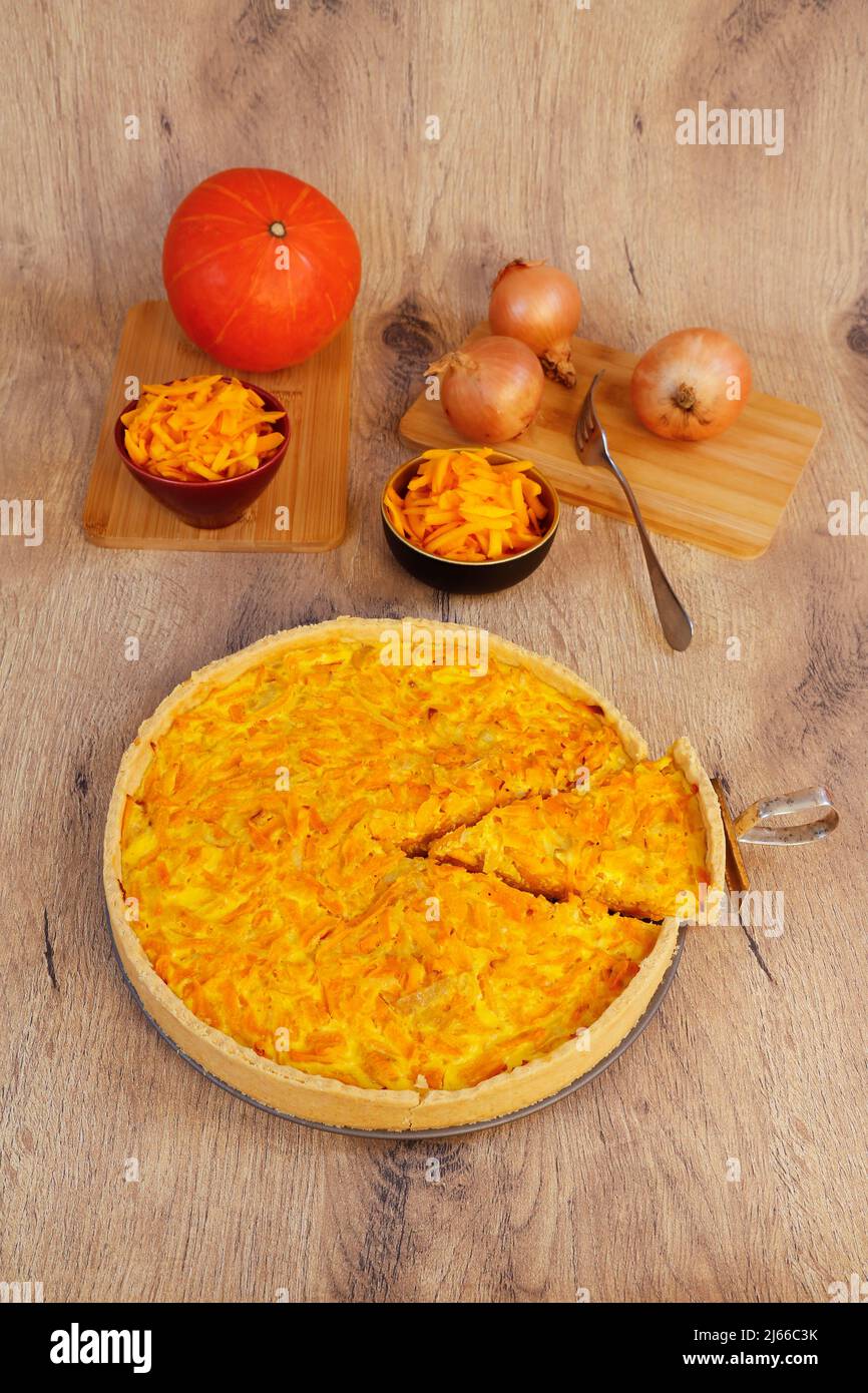 Schwaebische Kueche, deftiger Kuerbiskuchen, salziges Gebaeck ...