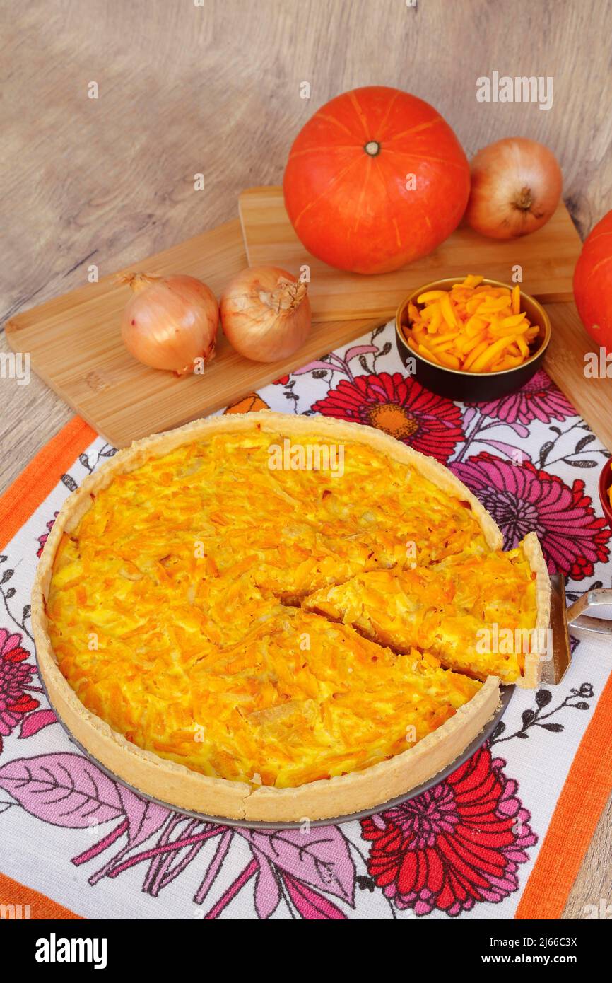 Schwaebische Kueche, deftiger Kuerbiskuchen, salziges Gebaeck ...