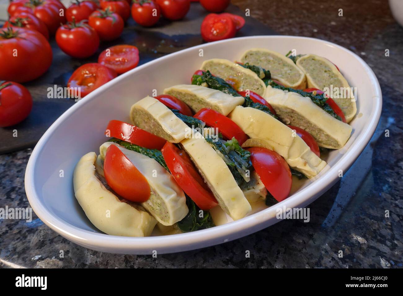 Schwaebische Kueche, Zubereitung Maultaschenauflauf, mit Fleisch ...