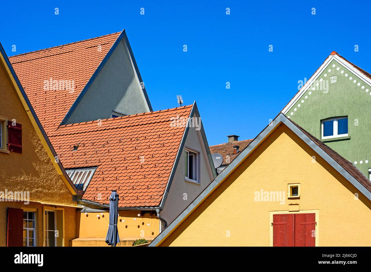 Orange Fassaden und Dach mit Bieberschwanzziegeln, Spitzgibel, Leutkirch, Allgaeu, Baden-Wuerttemberg, Deutschland Stock Photo