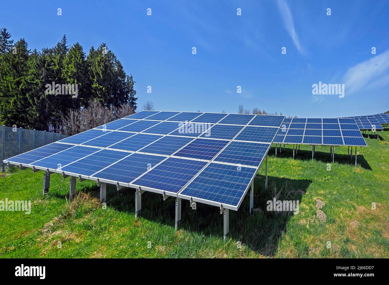 Solarmodule mit Sicherheitszaun neben Bahntrasse bei Kempten, Allgaeu, Bayern, Deutschland Stock Photo