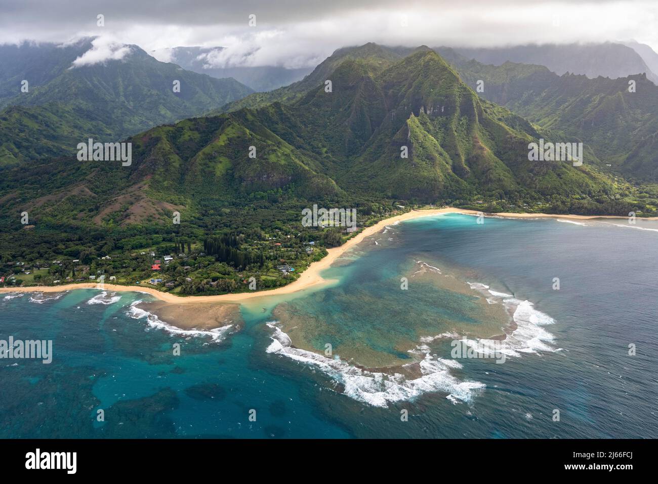 Luftaufnahme der Na Pali Coast und des Haena State Park, Tunnels Beach