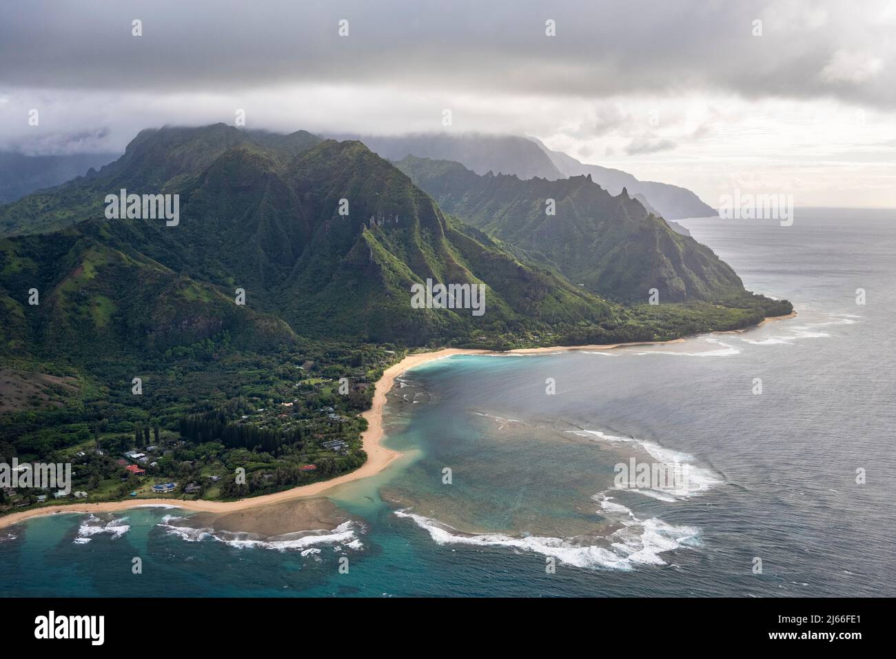 Luftaufnahme der Na Pali Coast und des Haena State Park, Tunnels Beach, Napali Kueste, Kauai