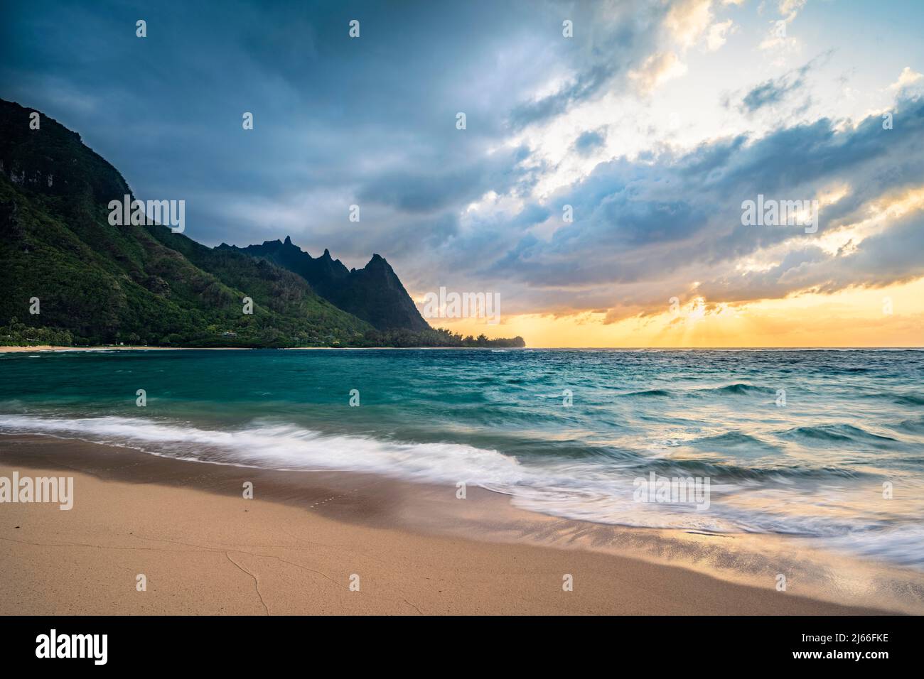 Tunnels Beach mit Blick auf Haena State Park, Sonnenuntergang, Kauai