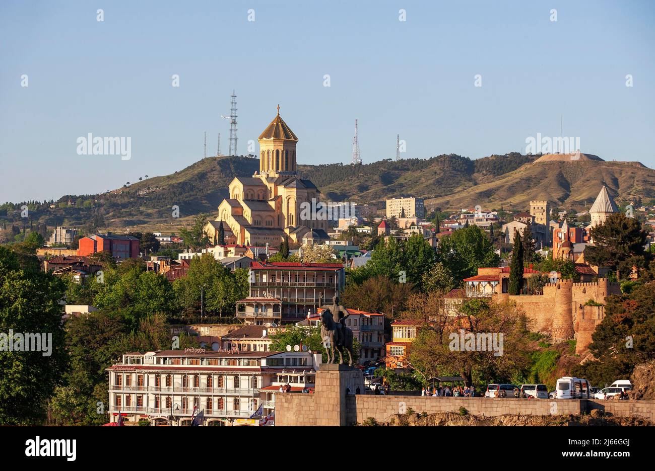 Sameba Kathedrale im Vordergrund die Statue von Koenig Vakhtang Gorgasali, Dreifaltigkeits Kathedrale, Tiflis, Georgien Stock Photo
