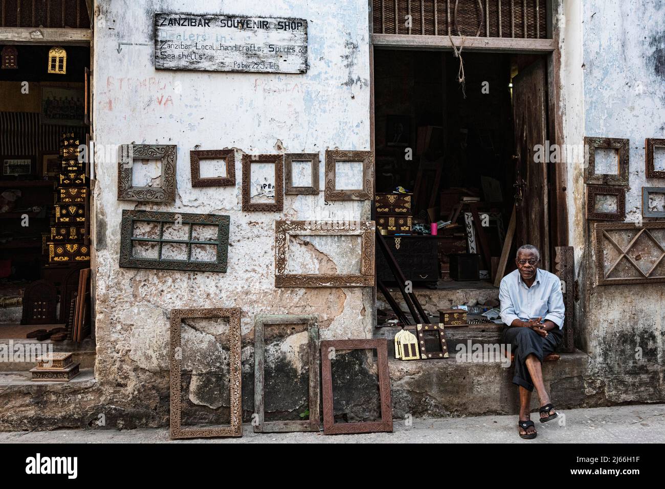 Autoschilder, Nummernschilder, Laden, Lastentraeger, Gasse, Stone Town,  UNESCO Weltkulturerbe, Unguja, Sansibar, Tansania Stock Photo - Alamy