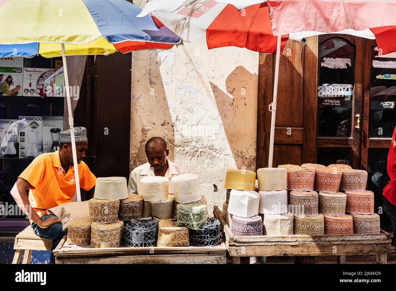 Kopiah Hut, Kopfbedeckung oder Gebetsmuetze fuer Muslime, Verkaufsstand auf dem Darajani Markt, Stone Town, UNESCO Weltkulturerbe, Unguja, Sansibar Stock Photo
