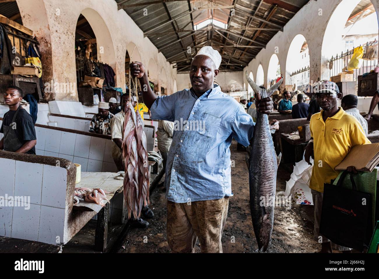 Kaeufer und Haendler auf dem Fischmarkt im Darajani-Markt, dem groessten Markt von Sansibar, Stone Town, UNESCO Weltkulturerbe, Unguja, Sansibar Stock Photo
