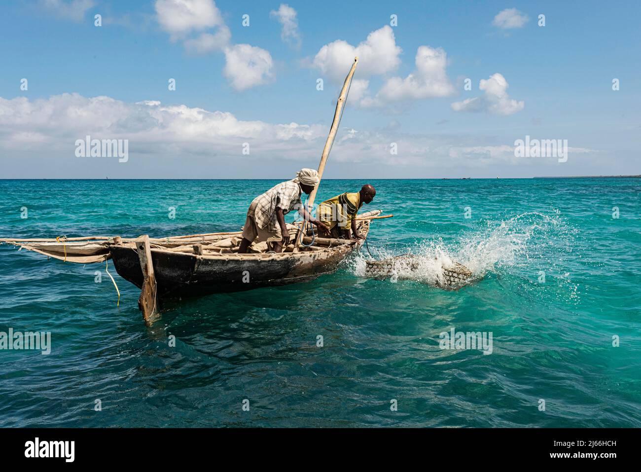 Fischen mit Reuse, Fischerboot und Fischer, Indischer Ozean, Sansibar, Unguja, Tansania Stock Photo