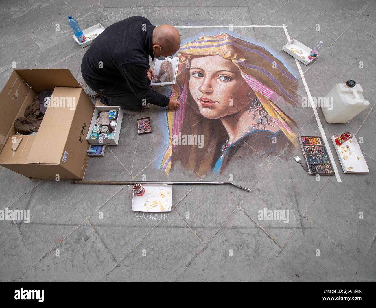 Strassenkuenstler malt ein Bild mit Kreide auf den Asphalt, Florenz, Italien Stock Photo
