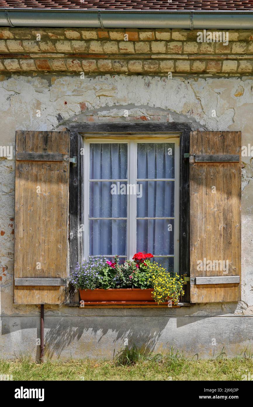 Creeping shutters hi-res stock photography and images - Alamy