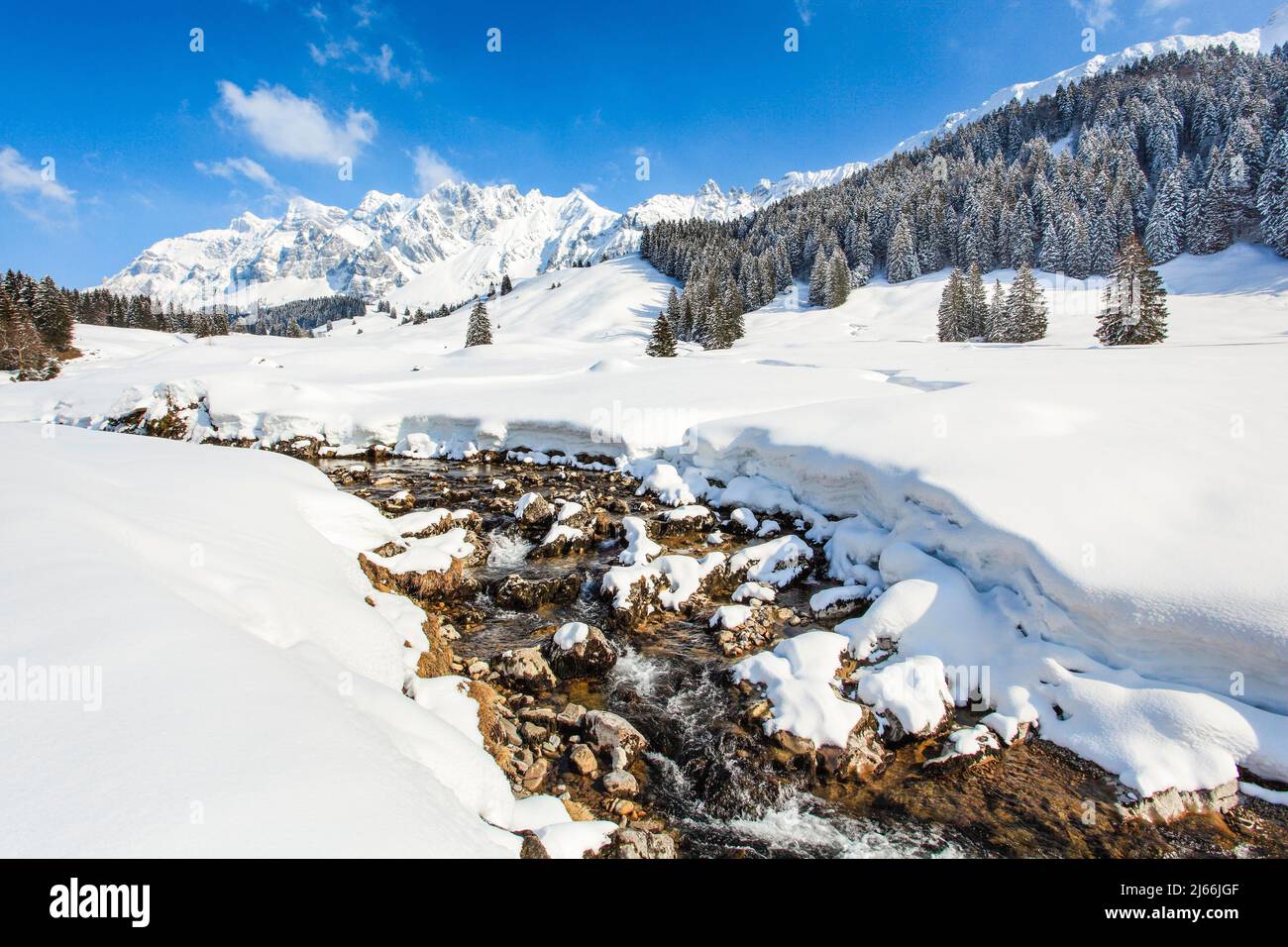 Aussicht von Lutertannen mit Bachlauf Luteren im Vordergrund und dem tief veschneite Alpsteinmassiv mit Saentis im Hintergrund, Appenzell, Schweiz Stock Photo