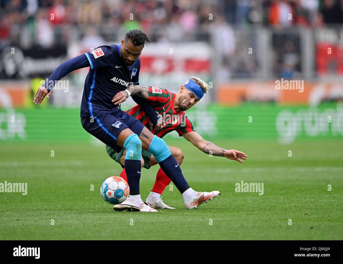 Zweikampf Kevin-Prince Boateng Hertha BSC Berlin (27) gegen Niklas Dorsch FC Augsburg FCA (30) mit Kopfverband nach Kopfverletzung, WWK Arena Stock Photo