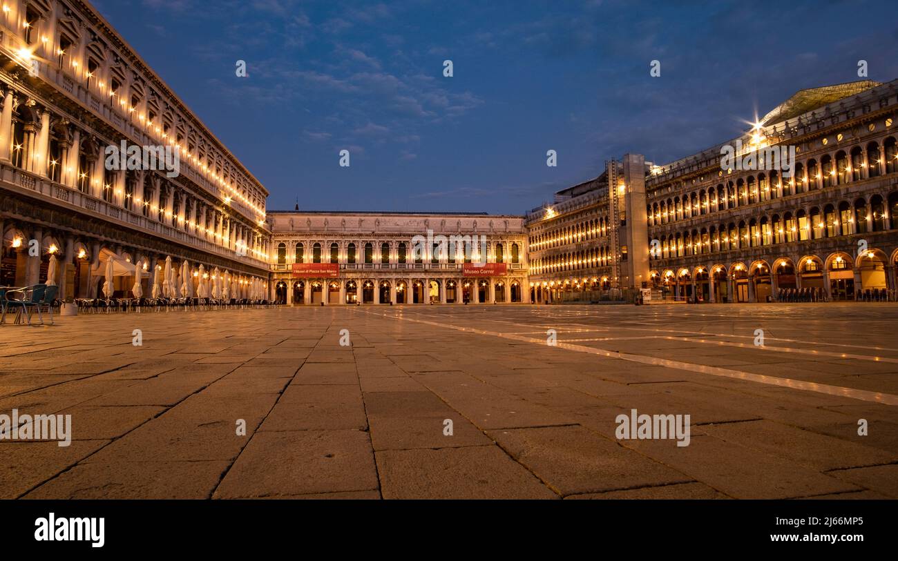Markusplatz in Venedig bei Sonnenaufgang - menschenleer wegen der frühen Uhrzeit und wegen der Pandemie - empty Mark Square during the pandemic. Stock Photo