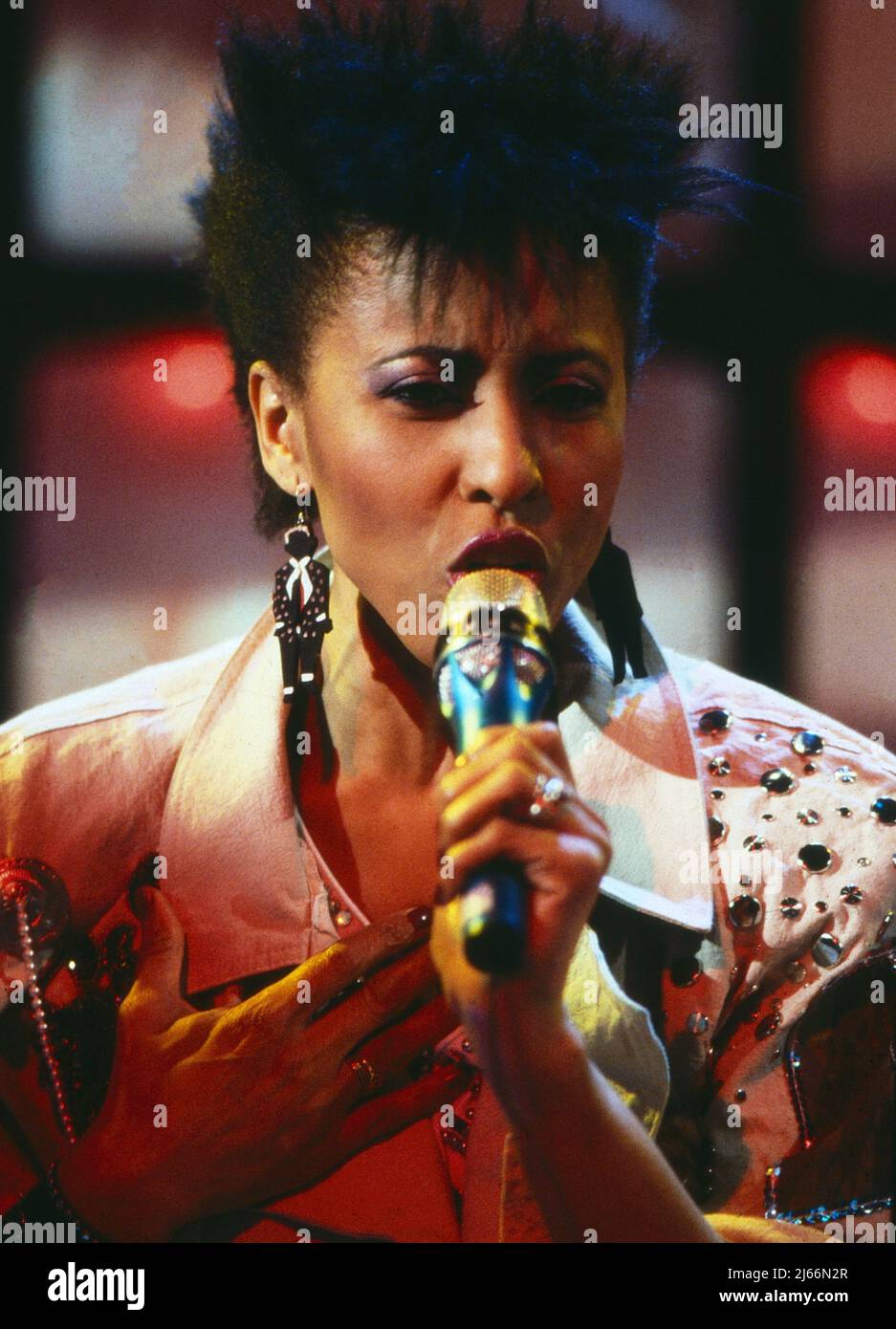 Chaka Khan, amerikanische Pop- und Soulsängerin, bei einem Auftritt, Deutschland um 1984. Stock Photo