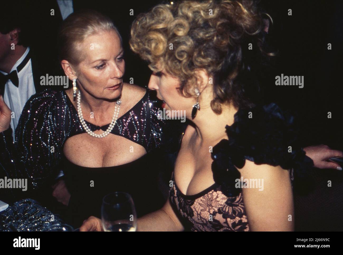 Angelika Ott Spiehs mit Michaela May bei einer Abendveranstaltung, Deutschland 1990er Jahre. Stock Photo