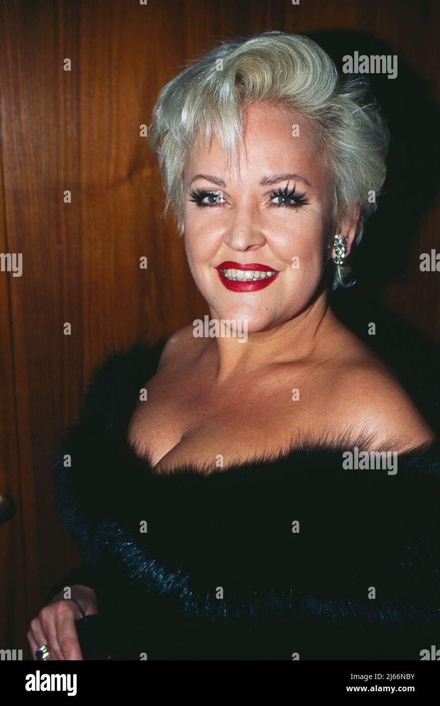 Angelika Milster, deutsche Sängerin, bei einer Abendveranstaltung, Deutschland 1990er Jahre. Stock Photo