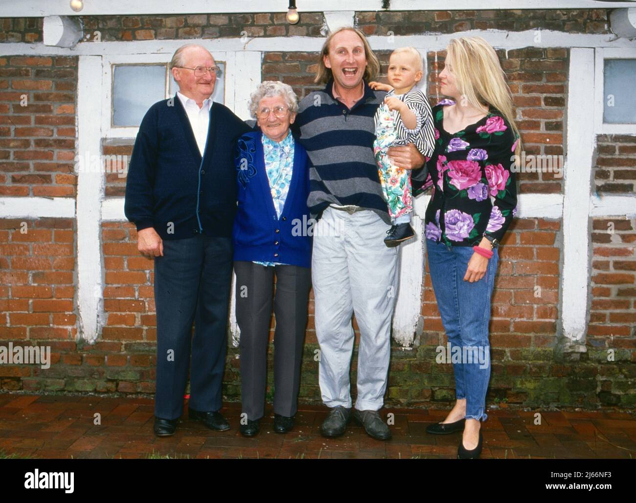 Otto Waalkes, deutscher Komiker und Schauspieler, mit seinen Eltern Karl und Adele sowie Ehefrau Otto Waalkes, deutscher Komiker und Schauspieler, mit seinen Eltern Karl und Adele sowie Ehefrau