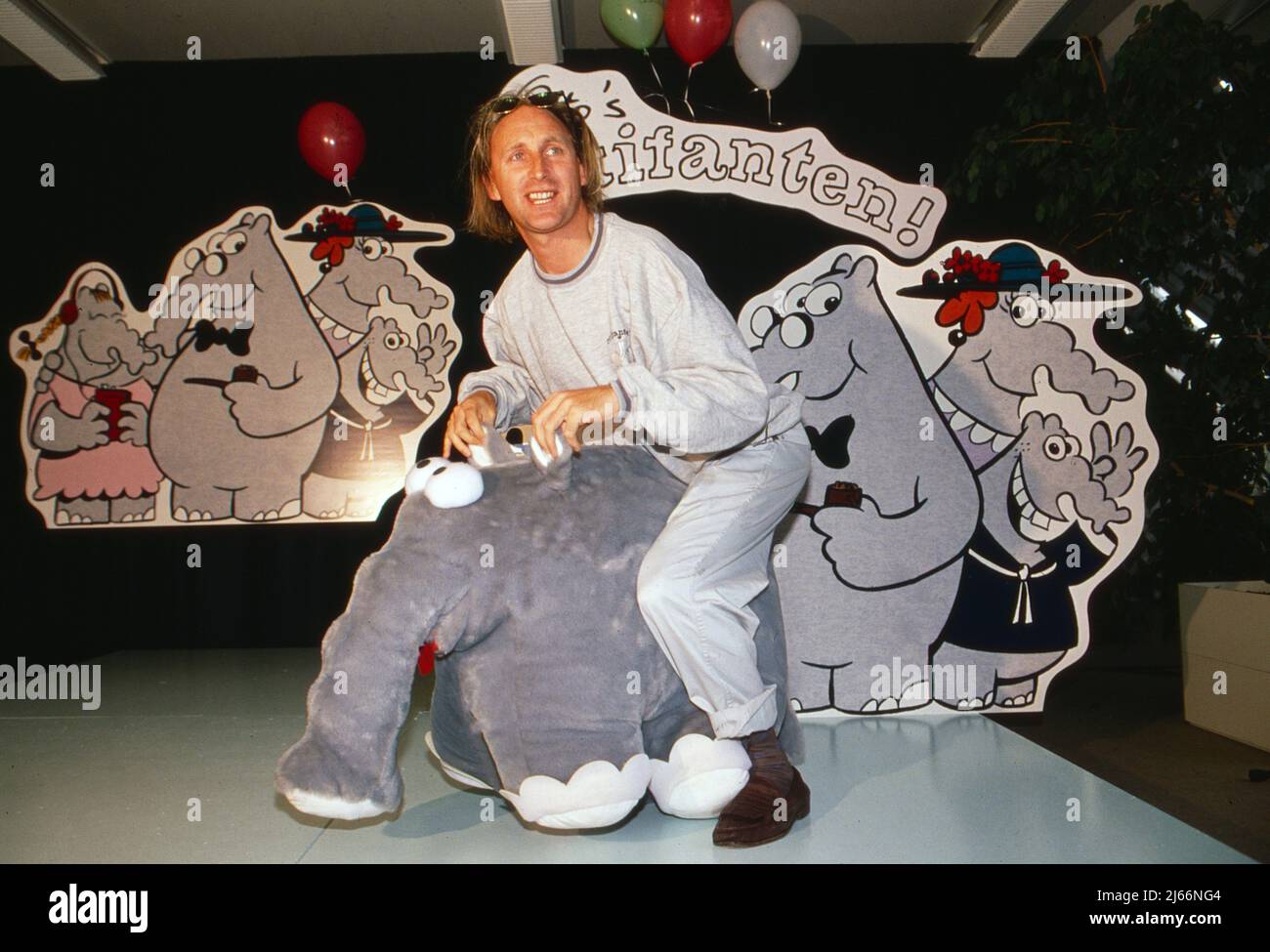 Otto Waalkes, deutscher Komiker und Schauspieler, und seine Ottifanten, Deutschland um 1991