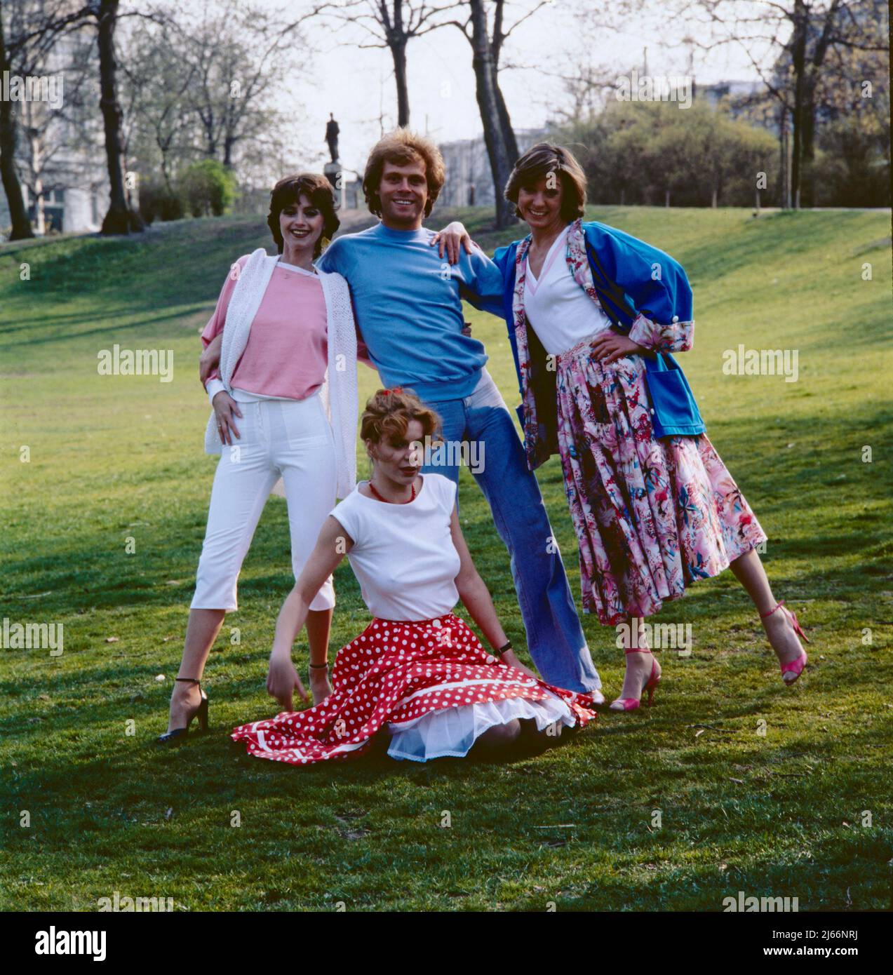 Homestory mit Schlagersänger Tony Holiday, der auch als Modedesigner tätig  war, hier im Park mit Models, die seine Samba-Kleider tragen, Deutschland,  circa 1978. German pop singer Tony Holiday, who was also a