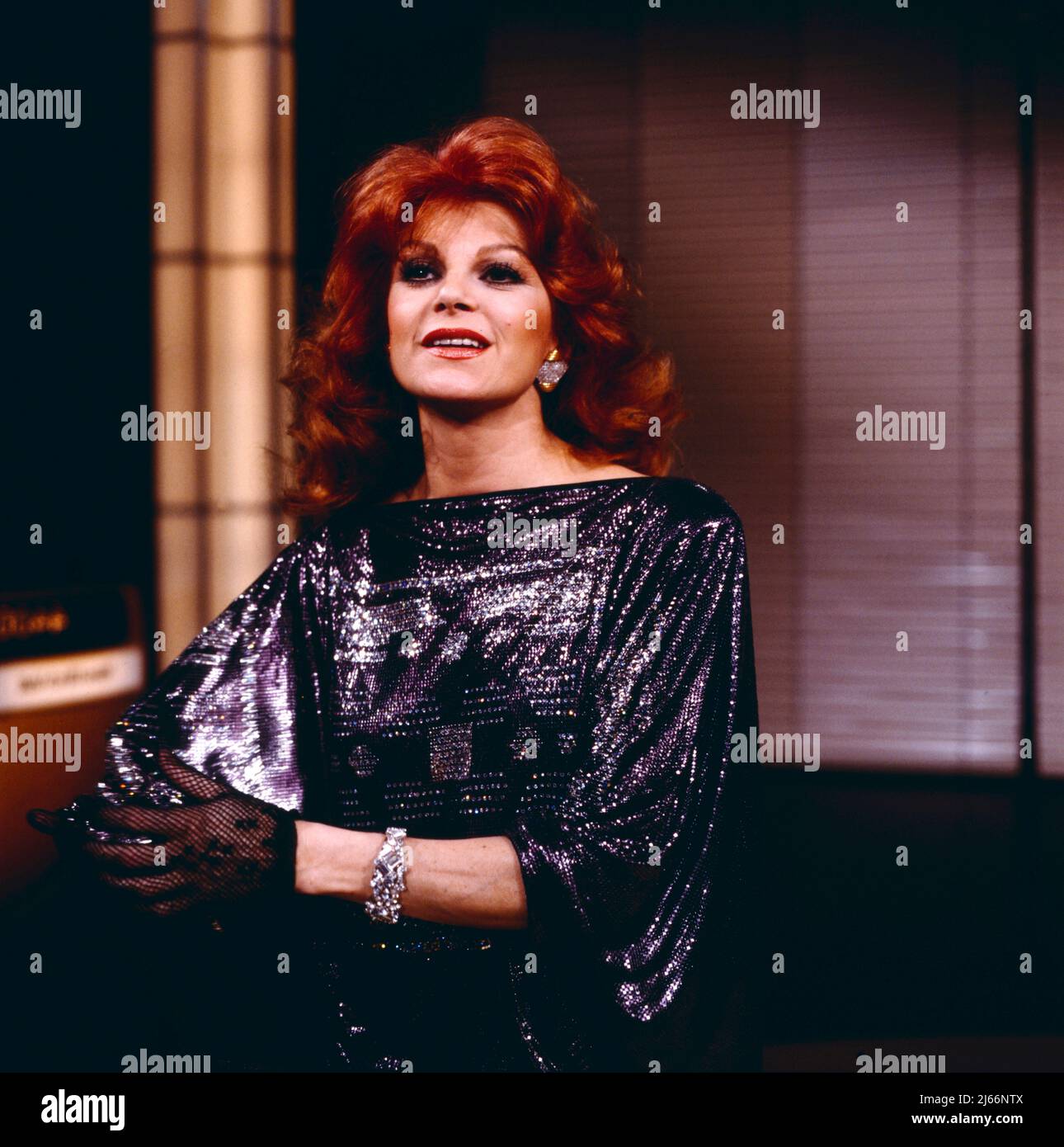 Milva, italienische Chansonsängerin und Schauspielerin, genannt: La Rossa, im Bild: Milva bei einem TV-Auftritt, Deutschland, circa 1980. Milva, Italian chanson singer and actress, called: La Rossa, pictured: Milva during a TV performance, Germany, circa 1980. Stock Photo