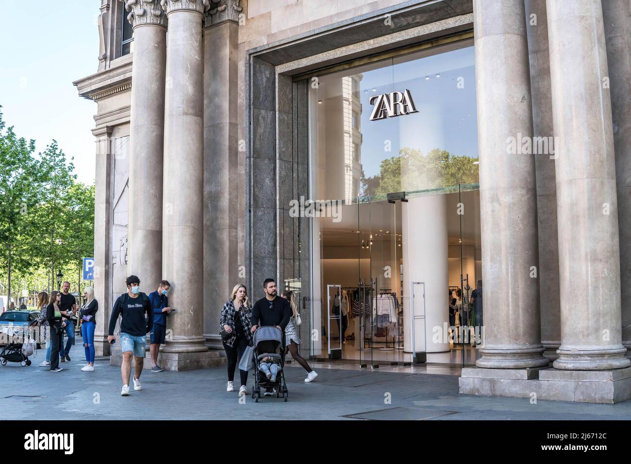 Pedestrians walk past the Spanish multinational clothing design retail  company by Inditex, Zara store in Barcelona, Spain Stock Photo - Alamy