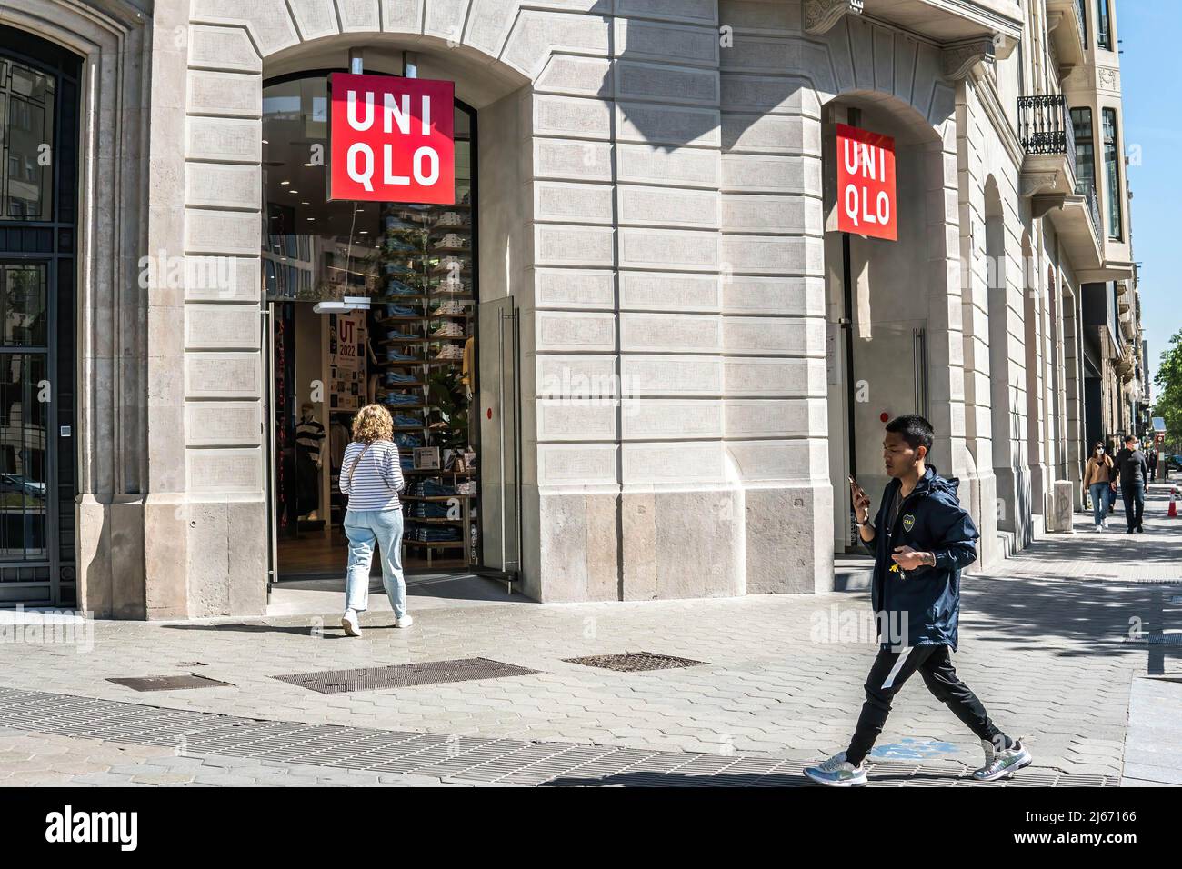 Japanese clothing brand Uniqlo logo and store in Barcelona, Spain. (Photo  by Thiago Prudencio / SOPA Images/Sipa USA Stock Photo - Alamy