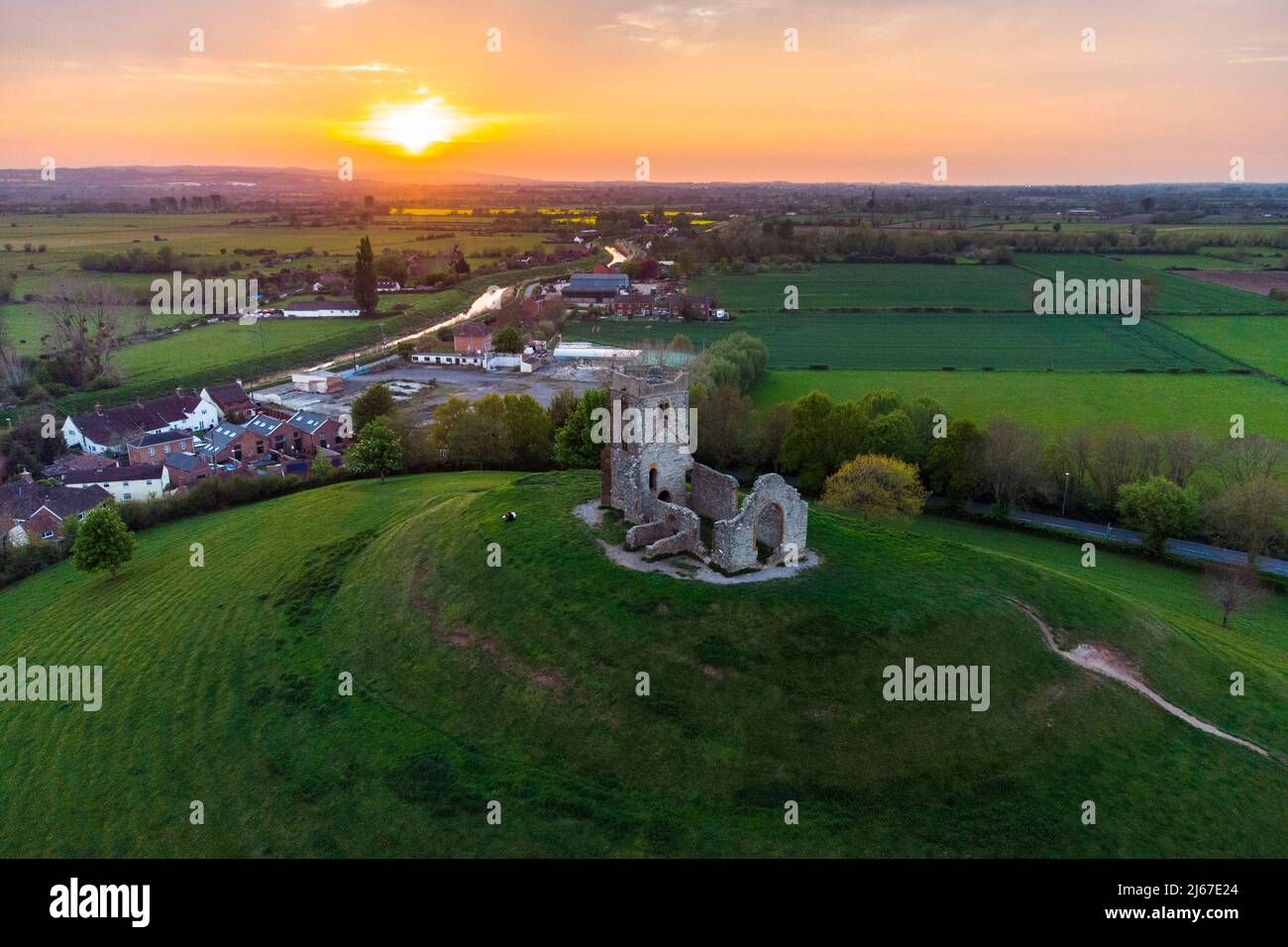 Burrowbridge, Somerset, UK. 28th April 2022. UK Weather. View from the ...