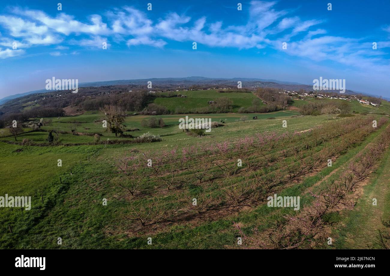 Vue panoramique printanière aérienne depuis les trois villages sur la vallée de la Vézère Stock Photo