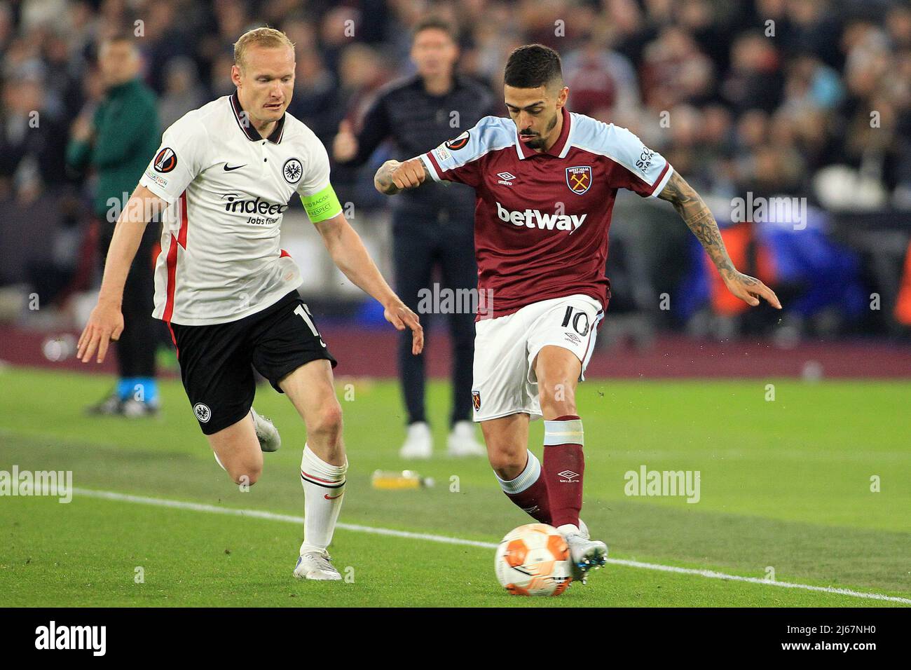 London, UK. 28th Apr, 2022. Manuel Lanzini of West Ham United (R) in action with Sebastian Rode of Eintracht Frankfurt (L). UEFA Europa league match, semi final, 1st leg,  West Ham Utd v Eintracht Frankfurt at the London Stadium, Queen Elizabeth Olympic Park in London on Thursday 28th April 2022.  this image may only be used for Editorial purposes. Editorial use only, license required for commercial use. No use in betting, games or a single club/league/player publications. pic by  Steffan Bowen/Andrew Orchard sports photography/Alamy Live news Credit: Andrew Orchard sports photography/Alamy Li Stock Photo