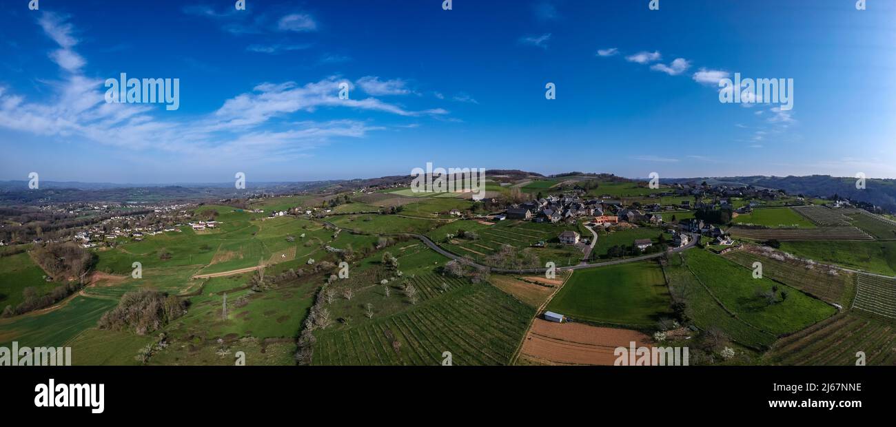Vue panoramique printanière aérienne depuis les trois villages sur la vallée de la Vézère Stock Photo