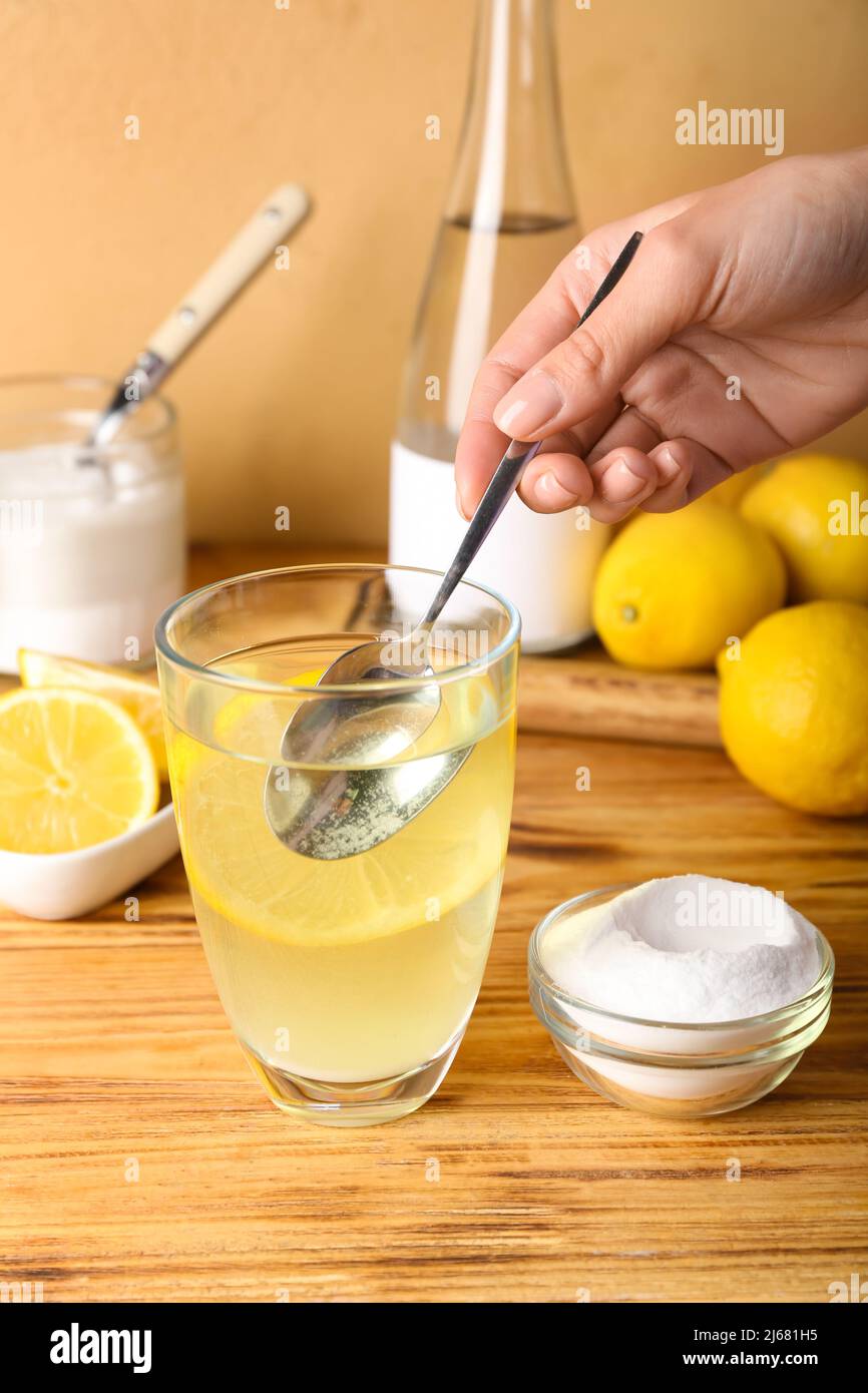 Baking soda spoon hand hires stock photography and images Alamy