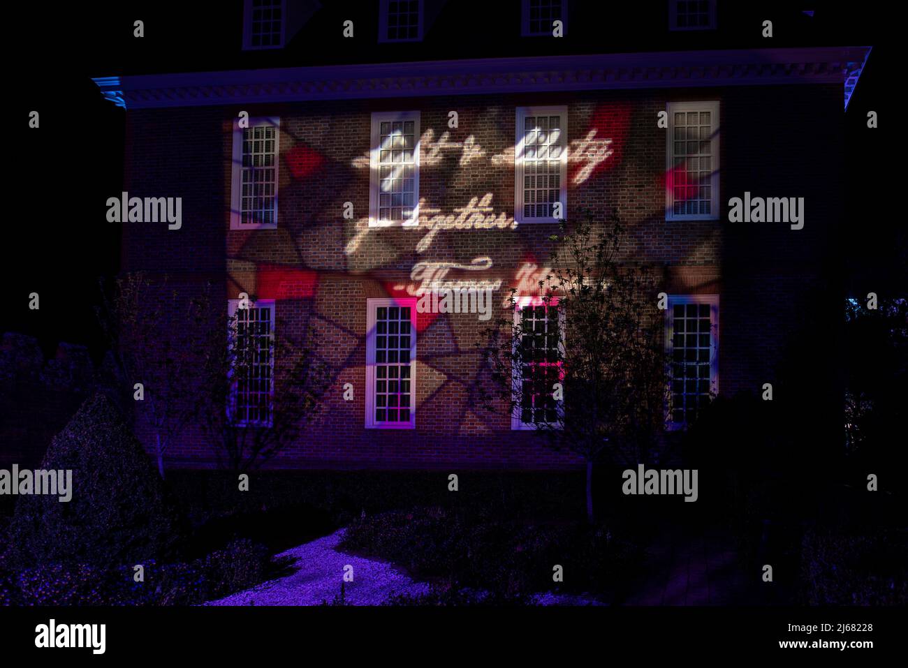 Light and Liberty go Together. Thomas Jeffeston quote written in light at the garden entrance to the Colonial Williamsburg Palace. CW Light Show 2022. Stock Photo