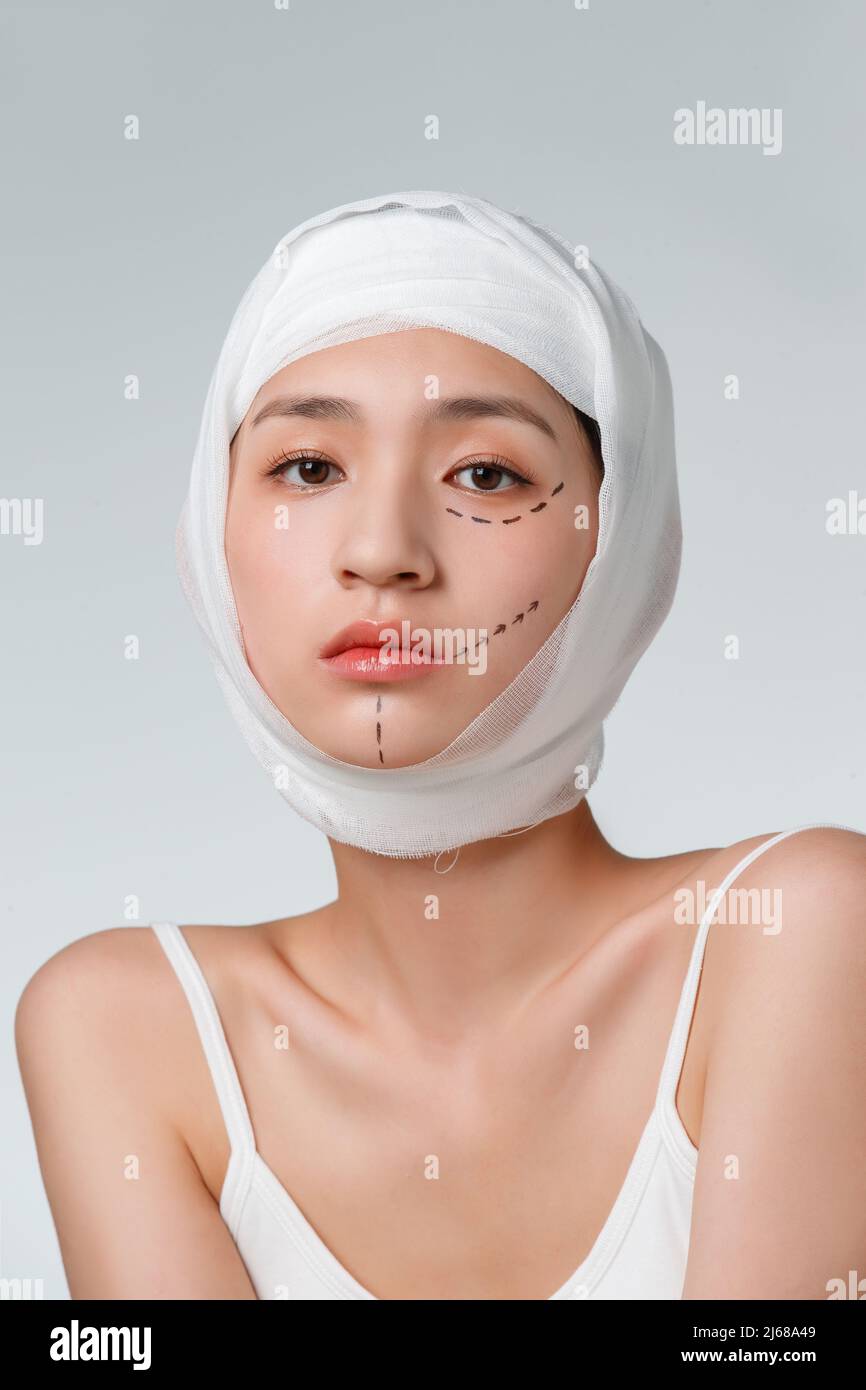 Treatment young woman head injury hi-res stock photography and images ...