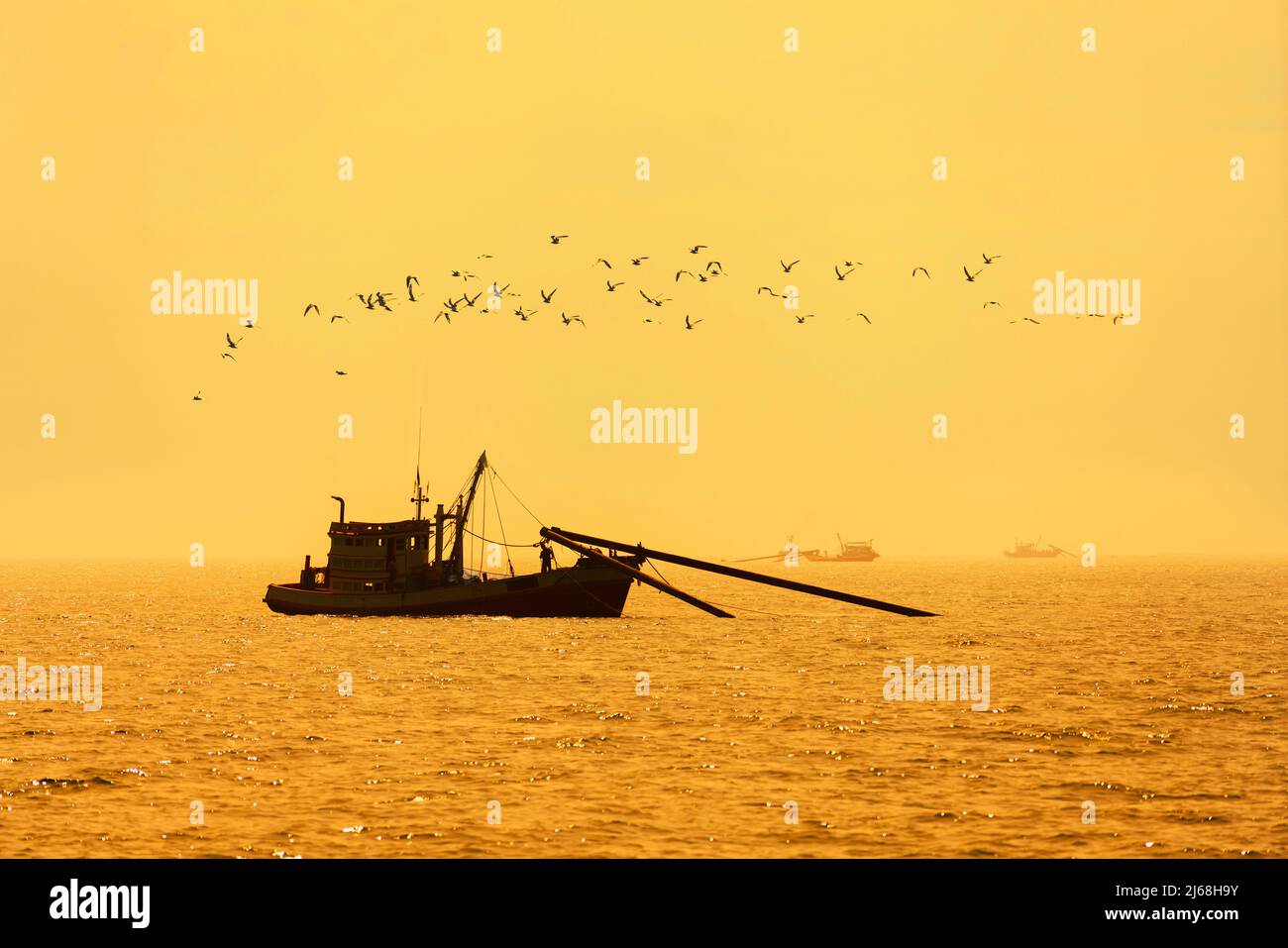 Boat fishing silhouette hi-res stock photography and images - Alamy