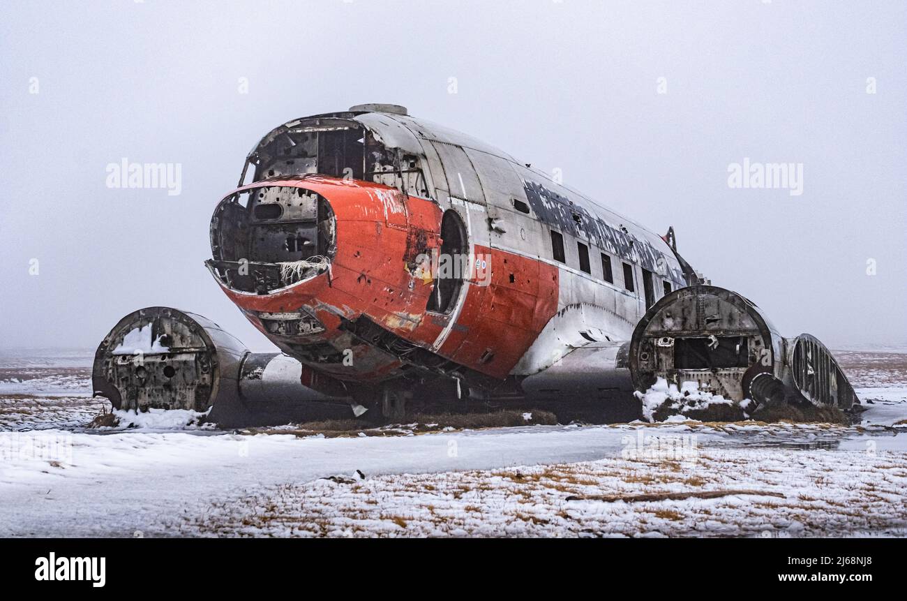 1969 verunglückte Douglas DC-3 (C-47J) in Þórshöfn, Nordost-Island - crashed Douglas DC-3 (C-47J) Stock Photo