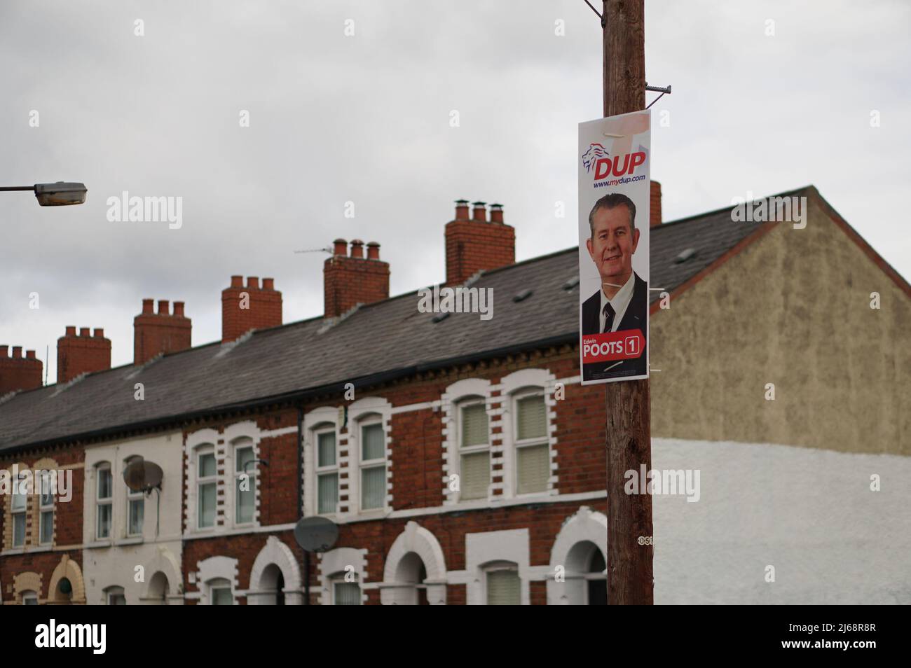 26 April 2022, Northern Ireland, Belfast: An election poster of the Democratic Unionist Party (DUP) hangs on a pole in a residential area in the east of the city. (to dpa 'Step towards a united Ireland? - Northern Ireland faces directional election') Photo: Larissa Schwedes/dpa Stock Photo