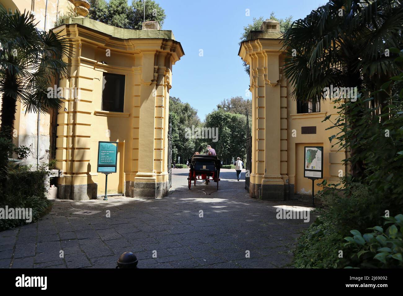 Napoli - Carrozza con cavallo a Porta di Mezzo del Real Bosco di Capodimonte Stock Photo