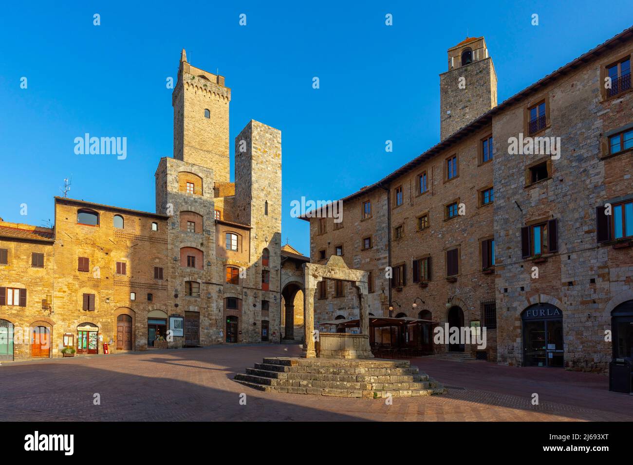 Piazza della Cisterna, San Gimignano, UNESCO World Heritage Site, Siena ...