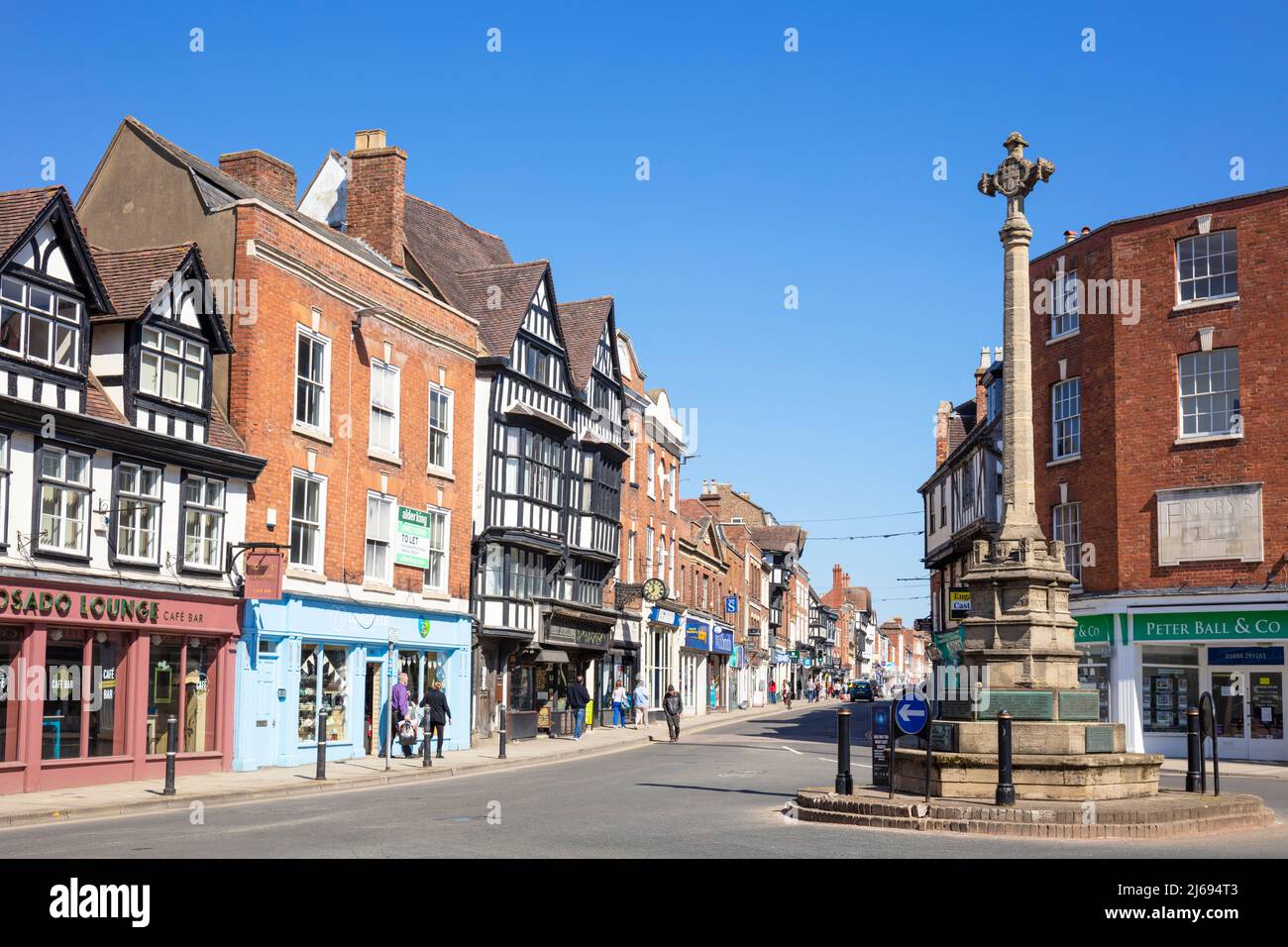 Tewkesbury Town centre shops and the Tewkesbury War Memorial (The Cross), Tewkesbury, Gloucestershire, England, United Kingdom Stock Photo