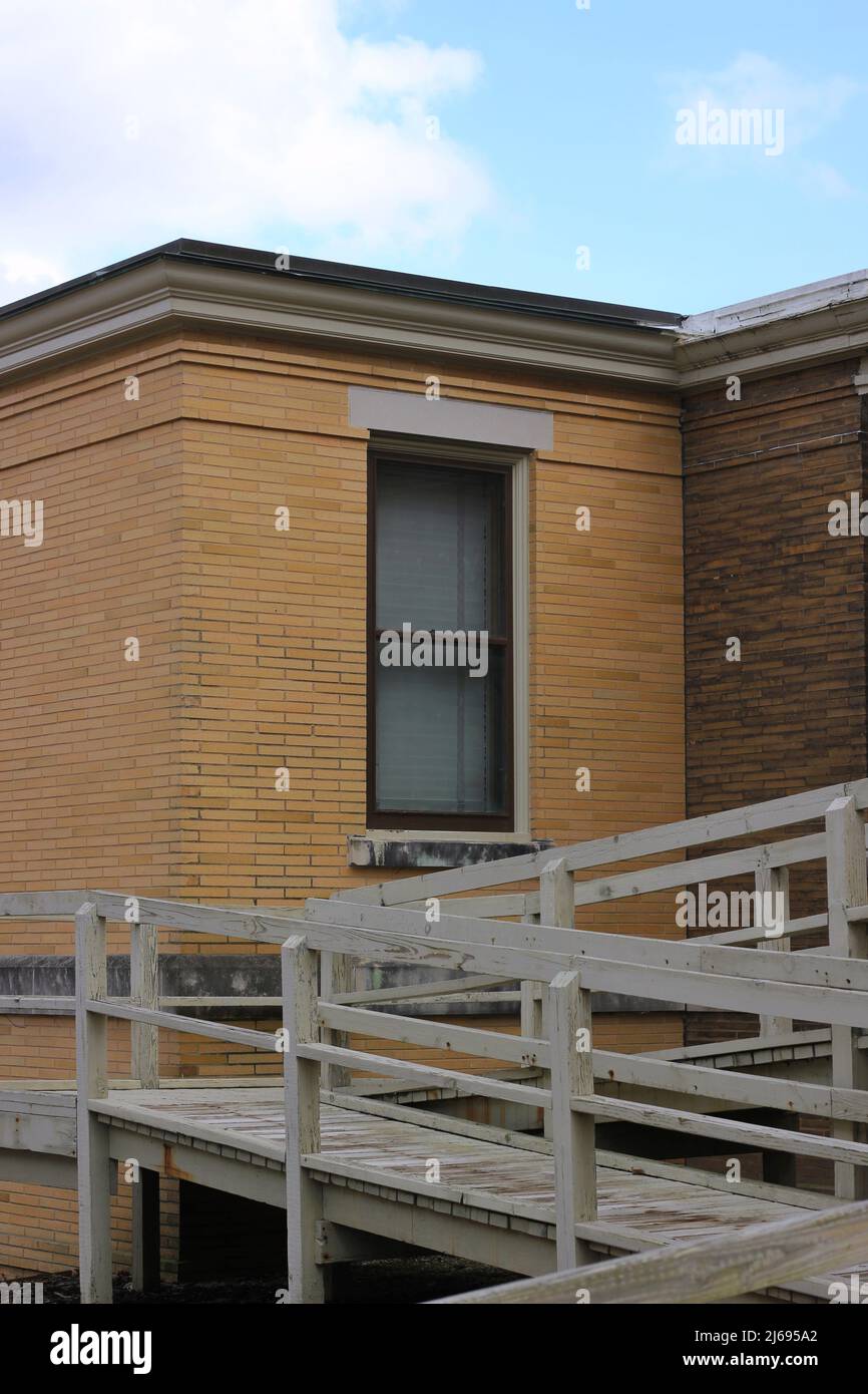 Wheelchair ramp college hi-res stock photography and images - Alamy