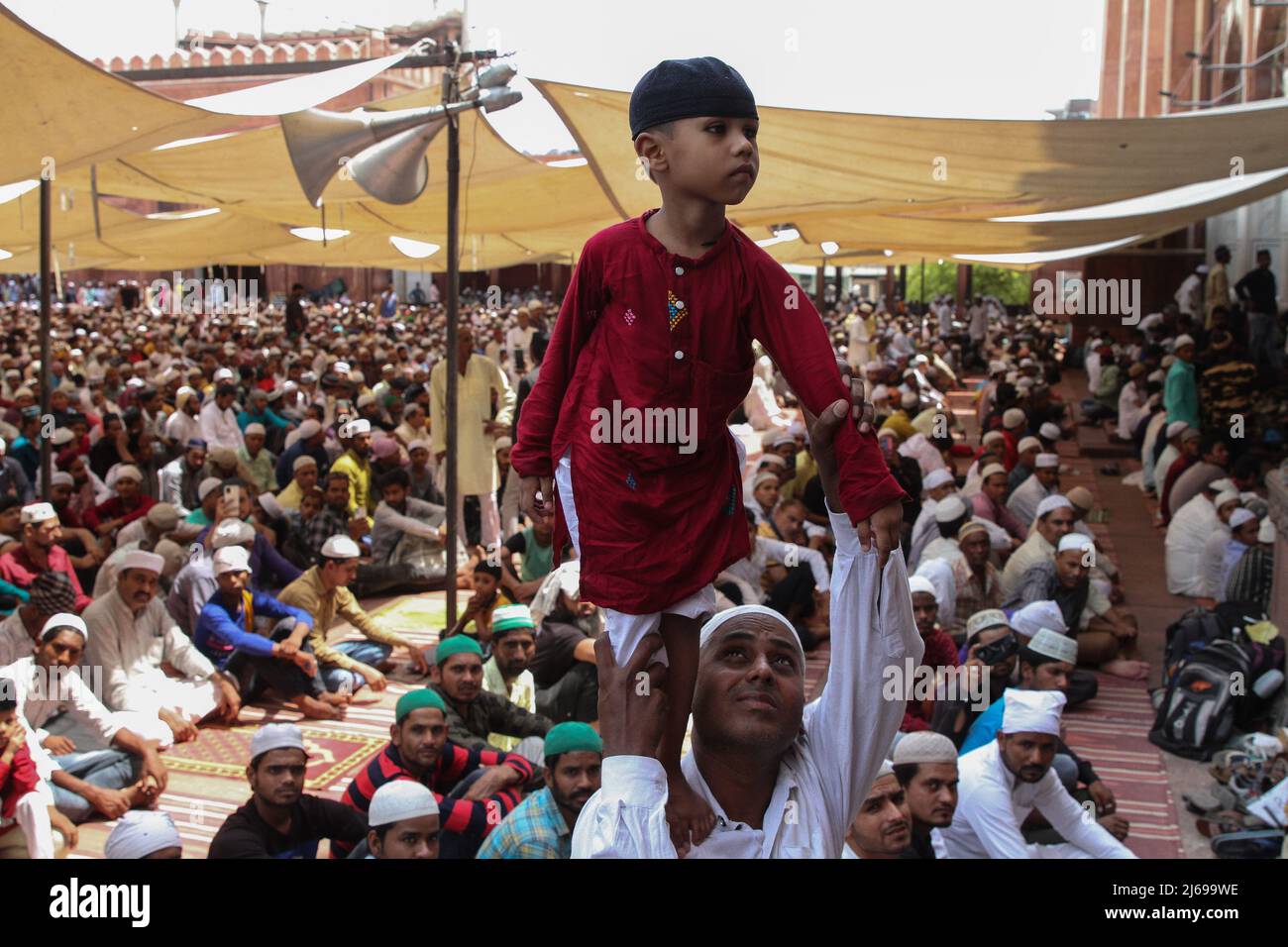 New Dehli, India. 29th Apr, 2022. April 29, 2022, New Delhi, New Delhi, India: Indian Muslims listen to a cleric speak, before prayers are offered, during Jumat-ul-Vida or the last Friday of the holy fasting month of Ramadan. (Credit Image: ©  Karma Sonam Bhutia/ZUMA Press Wire) Credit: ZUMA Press, Inc./Alamy Live News Stock Photo